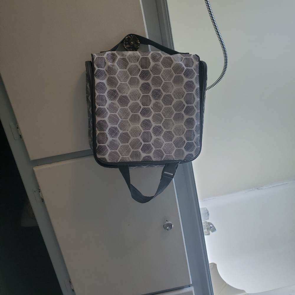 Hanging travelers case